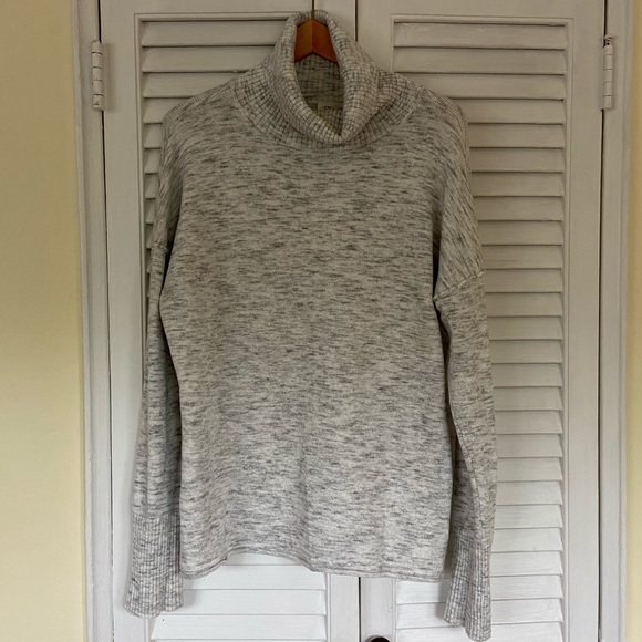 {RD Style} Heather Gray & White Turtleneck - Large - Picture 3 of 7